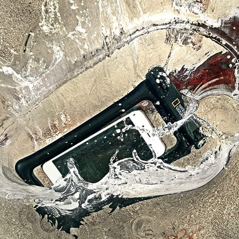 ناشيونال چيوغرافيك جراب هاتف عالمي مقاوم للماء وحقيبة هاتف محمول معتمد من Ipx8 لهاتف Iphone16 Promax و16 Pro16 15 14 13 12 Galaxy S24 Ultra وS23 Series S22، مناسب للهواتف الكبيرة حتى 7.2 بوصة - أسود - Image 2