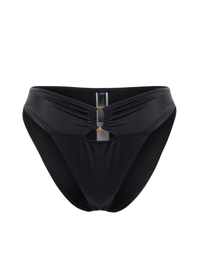 trendyol قطعة بيكيني سفلية بأرجل عالية مع إكسسوارات باللون الأسود TBESS23BA00215  - Image 4