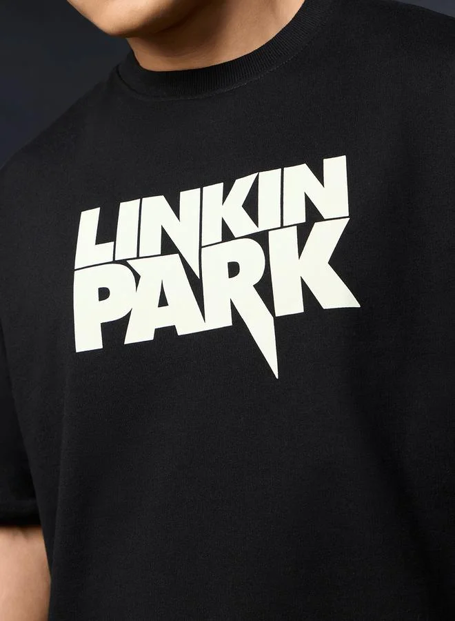 ذا سوليد ستور تيشرت واسع بطبعة Linkin Park XERO مضيئة في الظلام - أسود