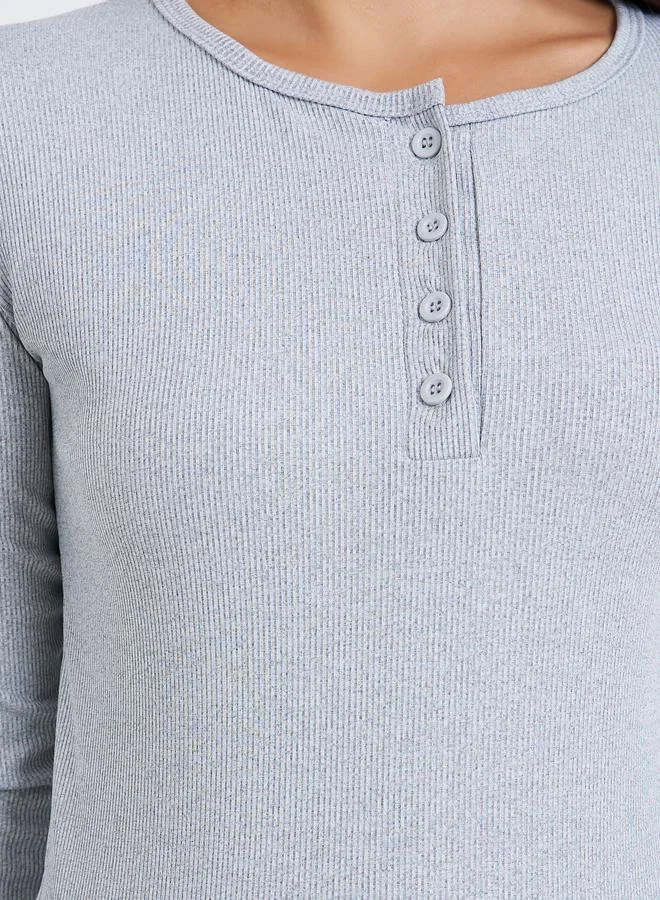 ستايلي تيشيرت نسائي سادة بياقة هينلي مضلع