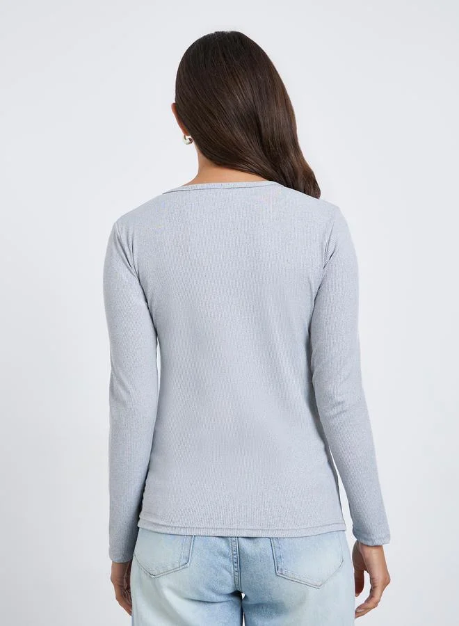 ستايلي تيشيرت نسائي سادة بياقة هينلي مضلع