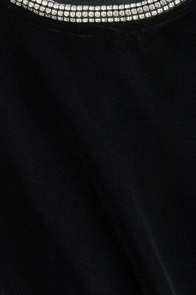 اتش اند ام بلوزة مخملية مزينة بأحجار الراين