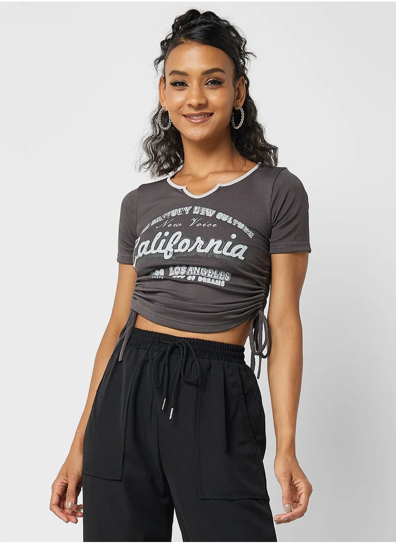 جينجر Ruched Tie Up Graphic T Shirt