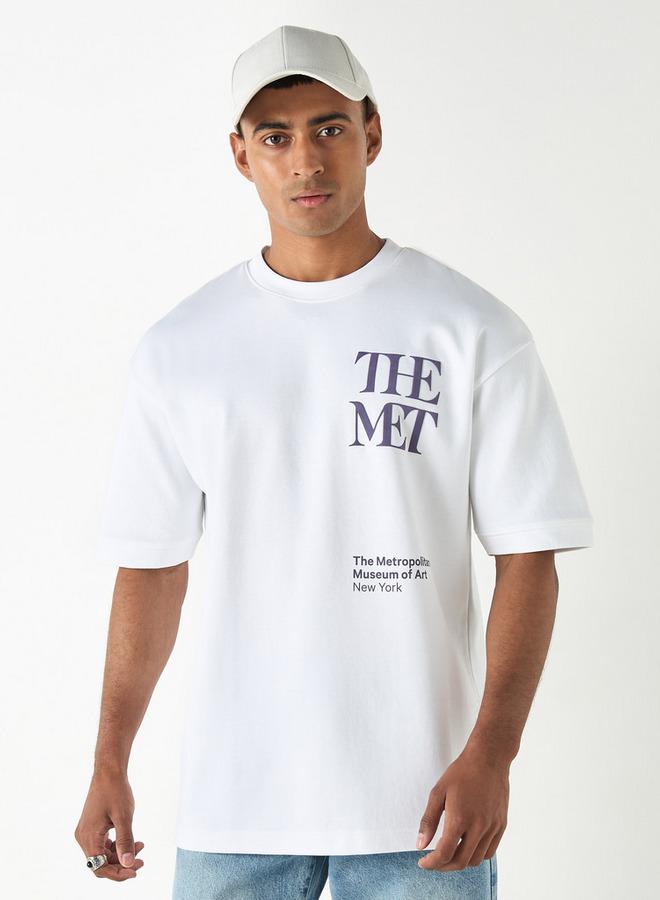 اس بي كاركترز تيشيرت بياقة ضيقة وطبعة جرافيك من متحف متروبوليتان للفنون - Image 3