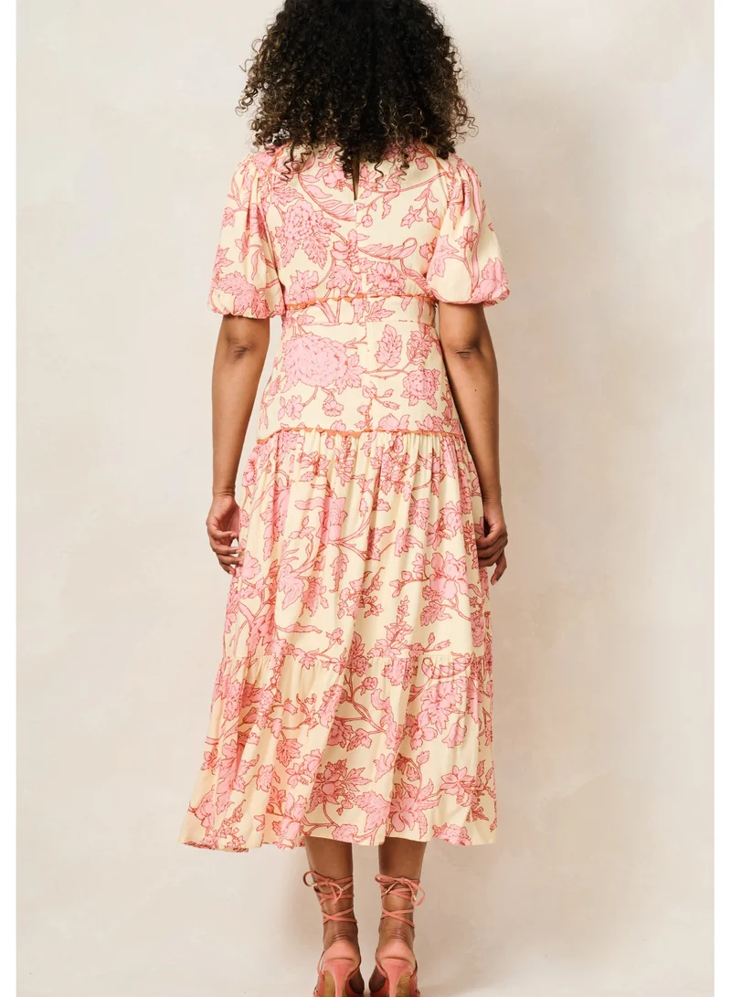 هوب اند ايفي فستان ميدي بطبعات وأكمام منفوشة وياقة على شكل  وطبقات