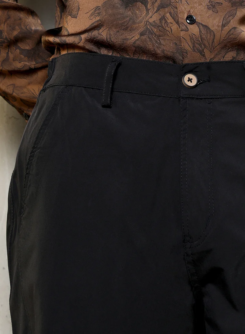 Campus Sutra Campus Sutra Men Panelled Straight-Fit Trousers | Relaxed Fit Mid-Rise Design With Functional Pockets | Durable Polyester Blend & Wrinkle-Free Fabric For Casual & Street Wear | Onyx Black