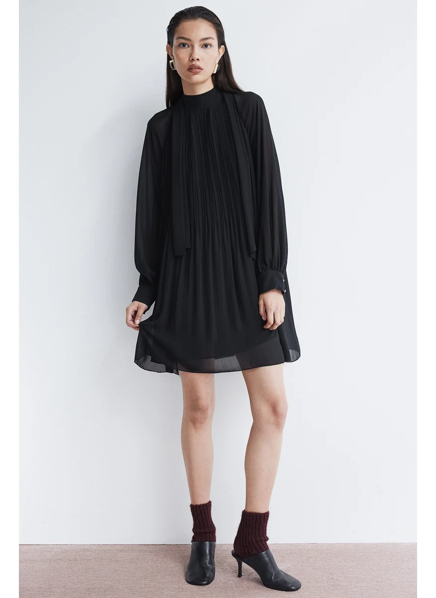 اتش اند ام Tie-Neck Plissé Dress