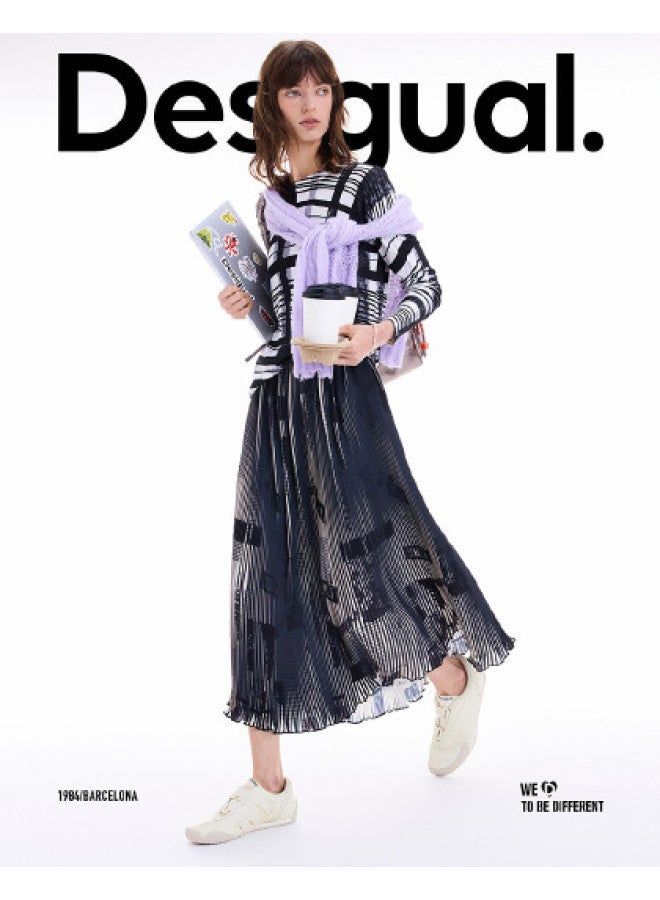 DESIGUAL تنورة ميدي مطبوعة بالصحف السوداء ذات الطيات الجديدة AW25 - Image 1