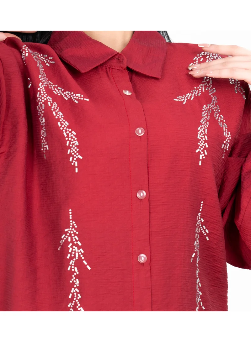 اكسا طقم عصري قطعتين قميص وبنطلون بتفاصيل تطريز أحمر