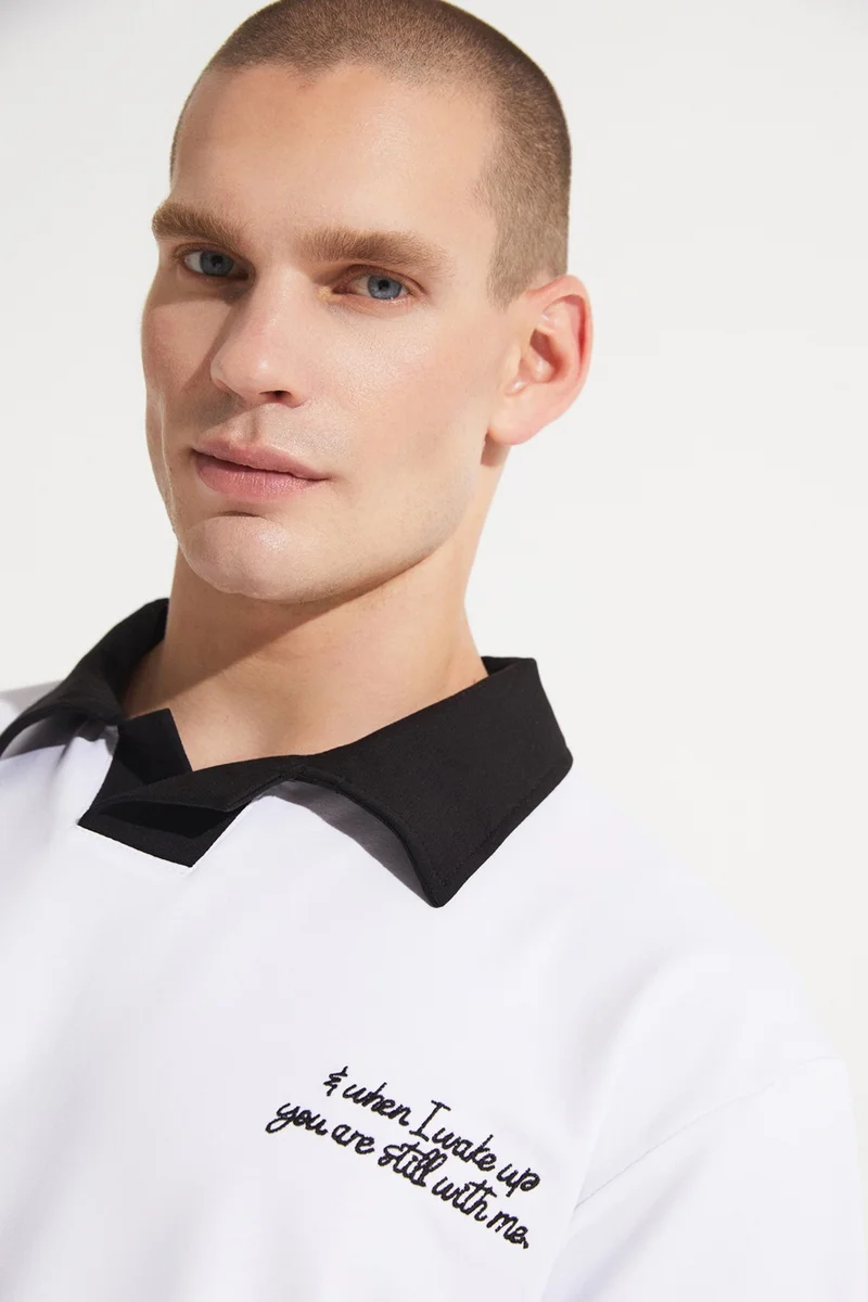 JUNE Men's Oversize V Neck Embroidered Detailed T-Shirt