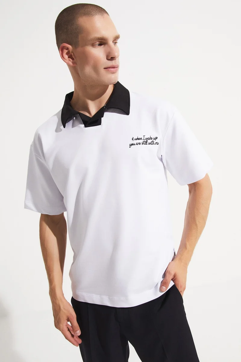 JUNE Men's Oversize V Neck Embroidered Detailed T-Shirt