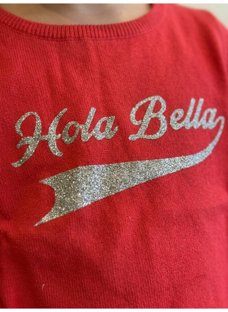 لاود يونيفيرس كنزة أطفال بنات حمراء بطبعة 'Hola Bella' اللامعة - Image 2