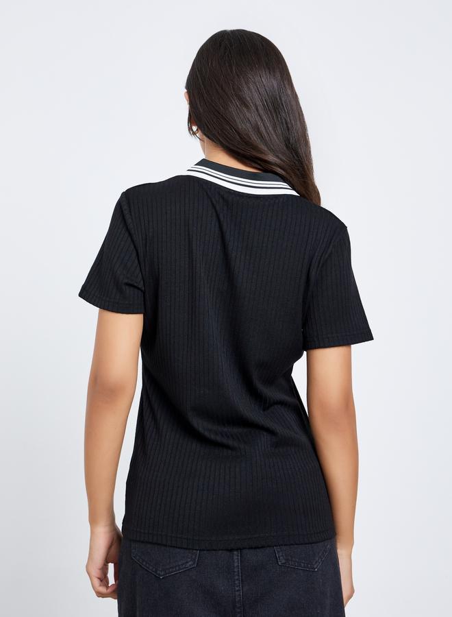 ستايلي تيشيرت بياقة بولو وتفاصيل محبوكة - Image 4