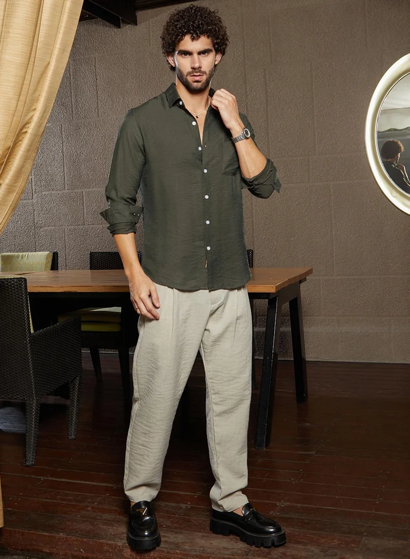 Campus Sutra Campus Sutra Men's Olive Green Breezy Wrinked Relaxed Shirt For Casual Wear | Spread Collar | Long Cuffed Sleeves | Button Closure | Shirt Crafted With Comfort Fit For Everyday Wear