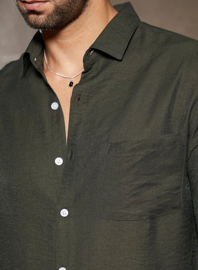 Campus Sutra Campus Sutra Men's Olive Green Breezy Wrinked Relaxed Shirt For Casual Wear | Spread Collar | Long Cuffed Sleeves | Button Closure | Shirt Crafted With Comfort Fit For Everyday Wear