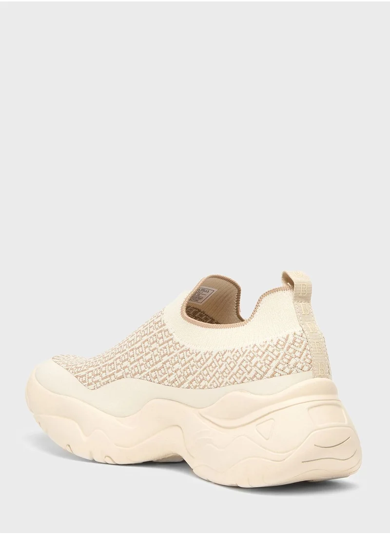 شو اكسبرس Wide Toe Low Top Sneakers