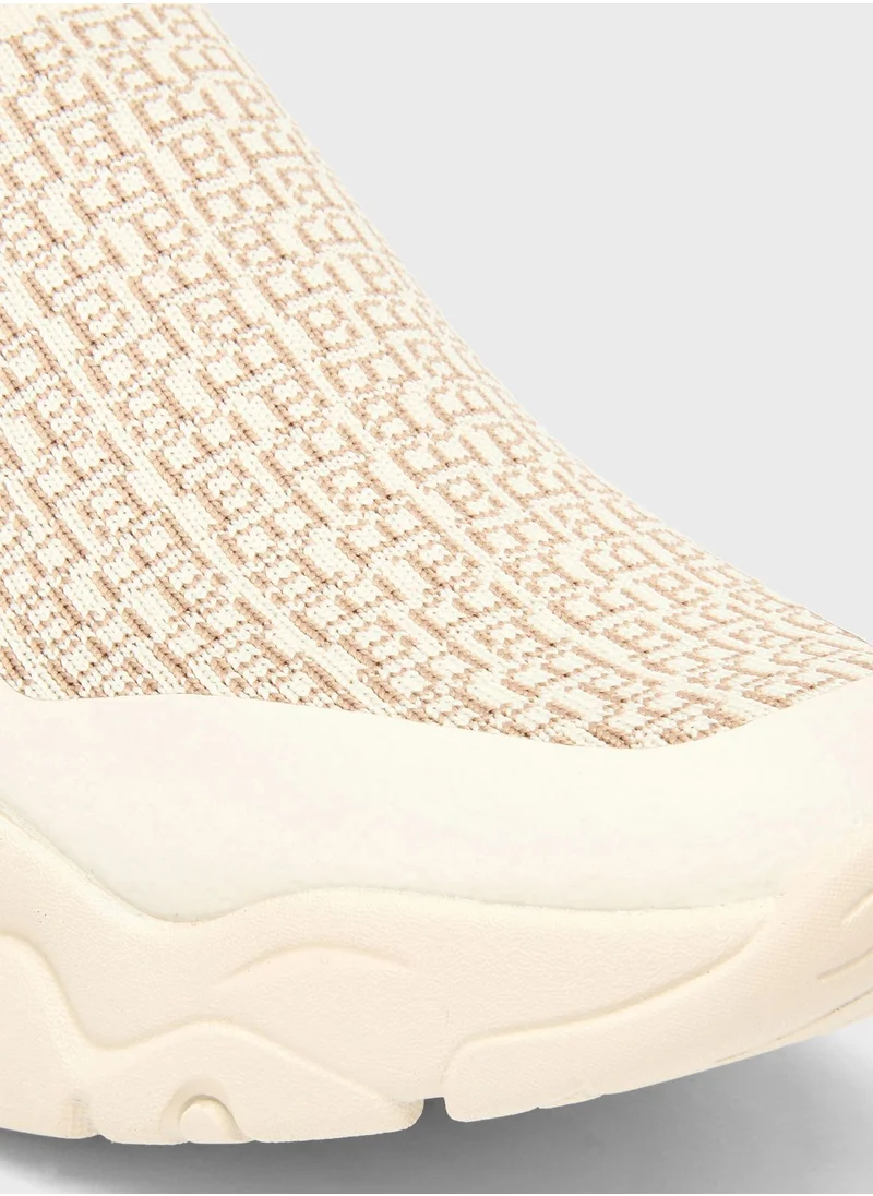شو اكسبرس Wide Toe Low Top Sneakers