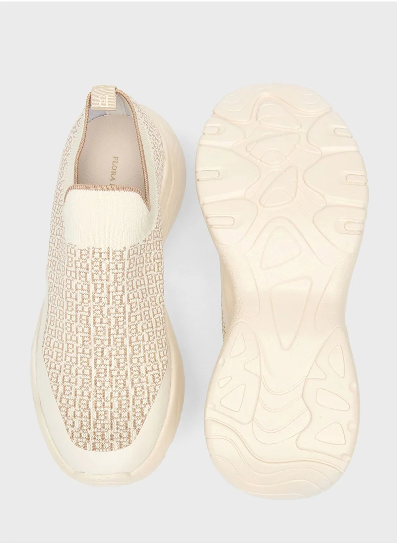 شو اكسبرس Wide Toe Low Top Sneakers