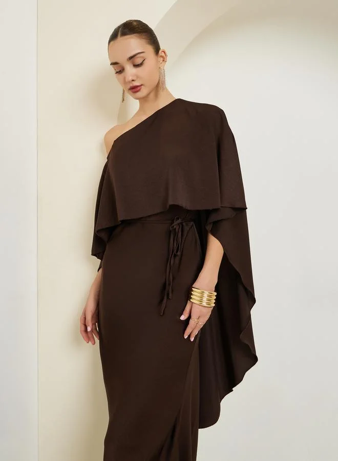 ستايلي فستان ميدي بكتف واحد وتفاصيل كيب