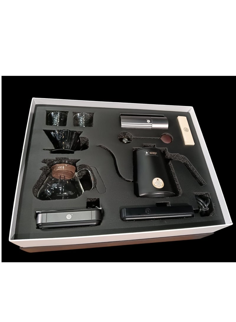 زيروهيرو مجموعة ZeroHero Z3 Pro المتقدمة لتحضير القهوة، مكونة من 10 قطع مع غلاية كهربائية للتحكم في درجة الحرارة، ميزان Hero للقهوة، قمع تقطير زجاجي Prisma، إبريق سيرفر أصلي بسعة 400 مل، مطحنة يدوية Z3 Pro، فلتر ورقي أصلي V01 - 50 قطعة، كوبين مطروقين بسعة 90 مل، وفرشاة خشب الزان. - Image 1