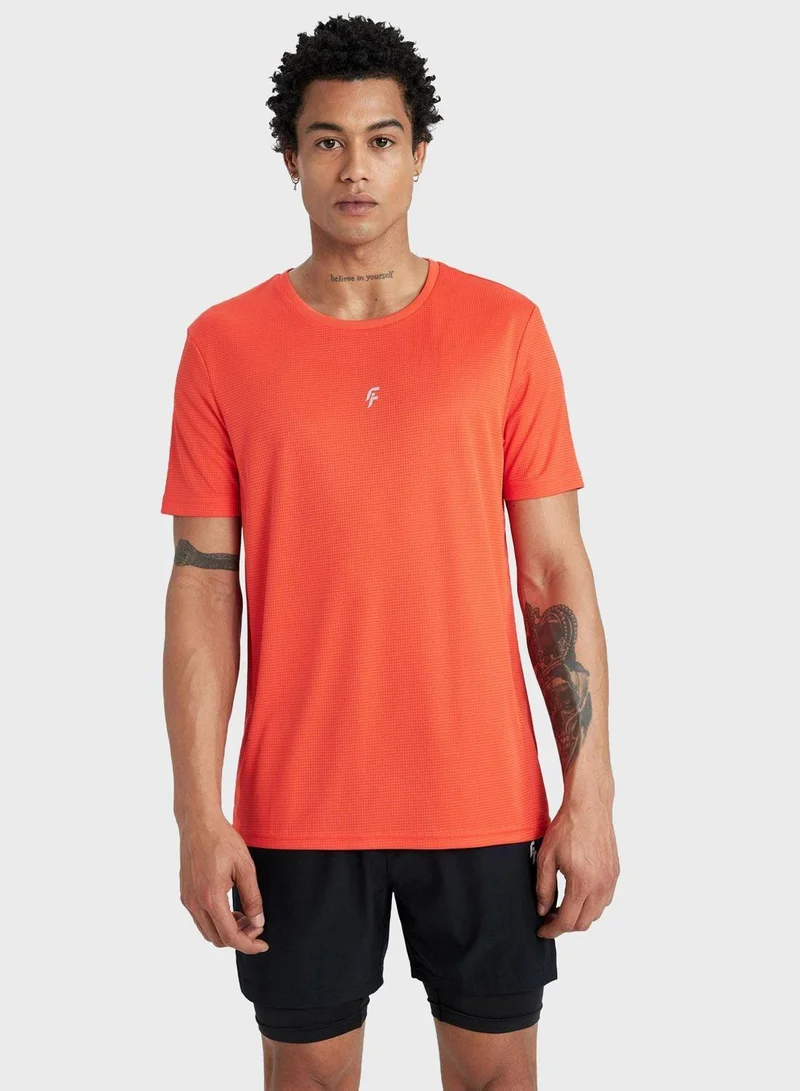 ديفاكتو تيشيرت بقصة ضيقة مطبوع بياقة دائرية