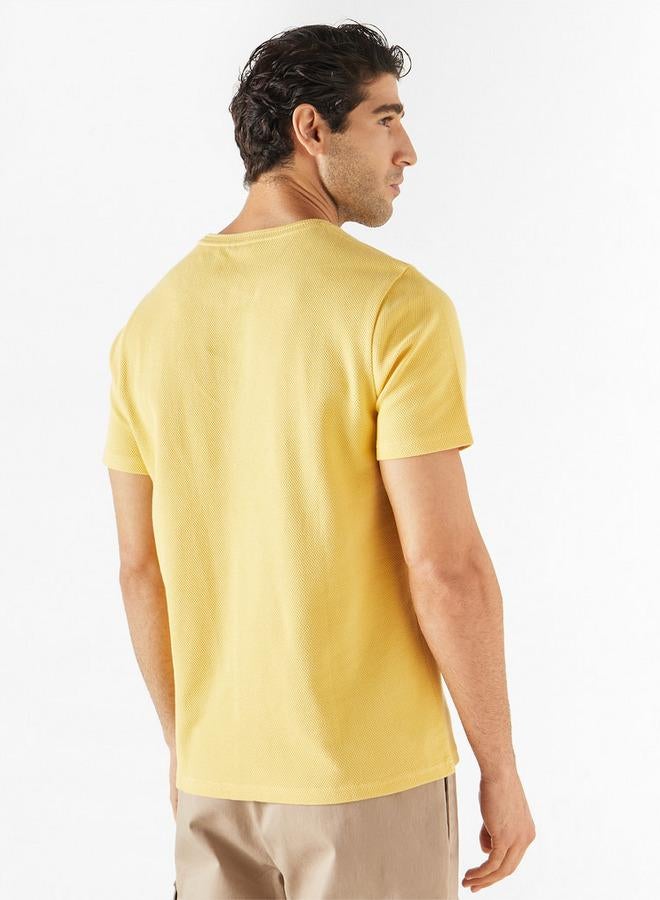 ايكونيك تيشيرت بارز الملمس بياقة ضيّقة وأكمام قصيرة من آيكونيك - Image 3