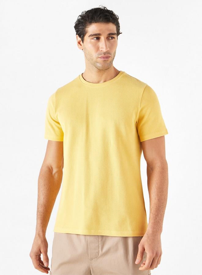 ايكونيك تيشيرت بارز الملمس بياقة ضيّقة وأكمام قصيرة من آيكونيك - Image 1