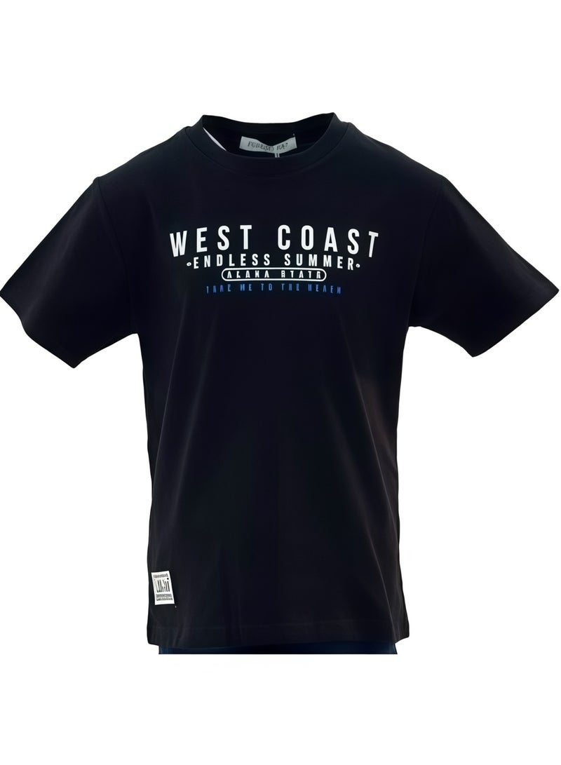 جوانا تي شيرت أولاد برقبة دائرية وأكمام قصيرة بطبعة "ويست كوست إندلس سامر" - أسود - Image 4
