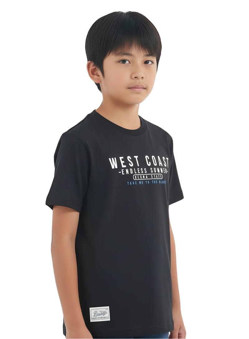 جوانا تي شيرت أولاد برقبة دائرية وأكمام قصيرة بطبعة "ويست كوست إندلس سامر" - أسود - Image 2