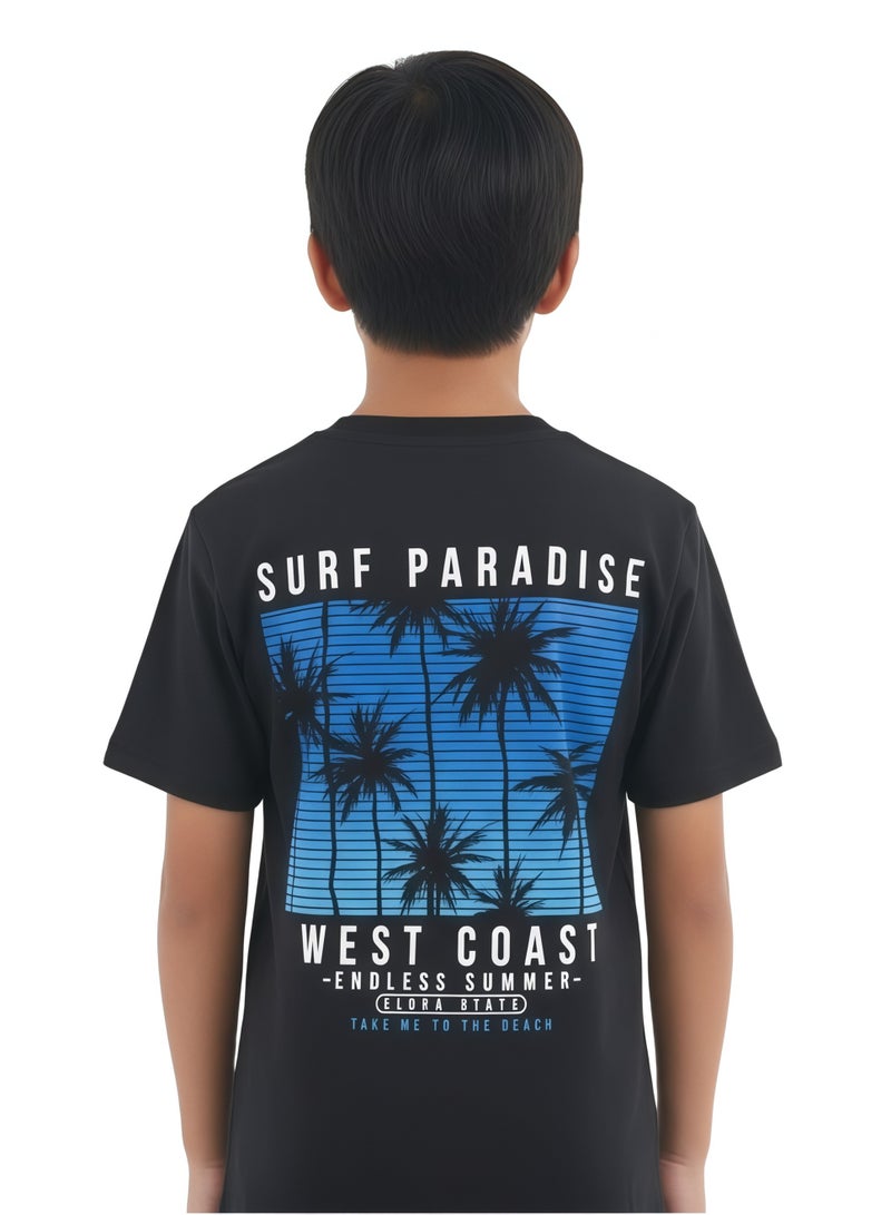 جوانا تي شيرت أولاد برقبة دائرية وأكمام قصيرة بطبعة "ويست كوست إندلس سامر" - أسود - Image 3