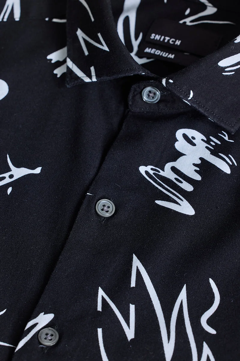 SNITCH قميص أسود بقصة ضيقة بتصميم تجريدي