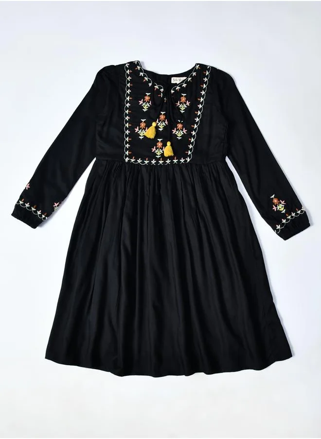 بيلا مودا Bella Moda Floral Embroidered Round Neck Knee-Length Dress