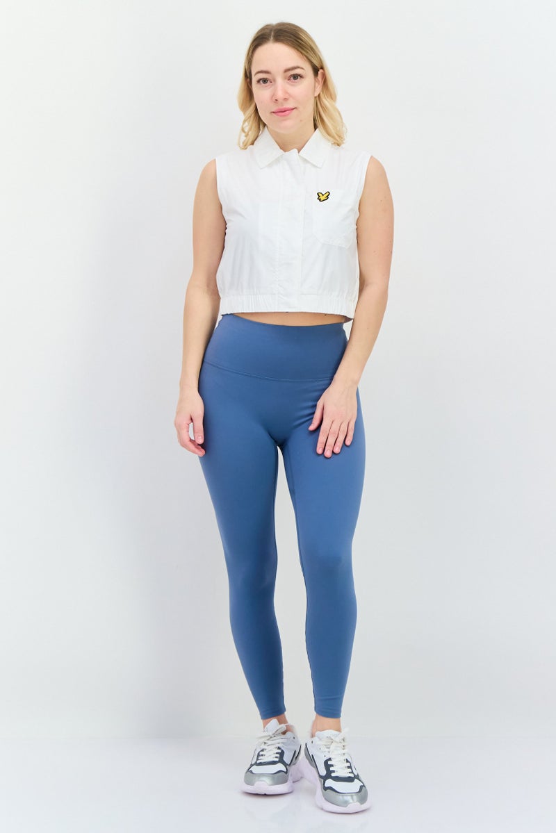 Lyle & Scott بلوزة نسائية بلا أكمام بياقة مدببة بشعار العلامة التجارية، بيضاء - Image 2
