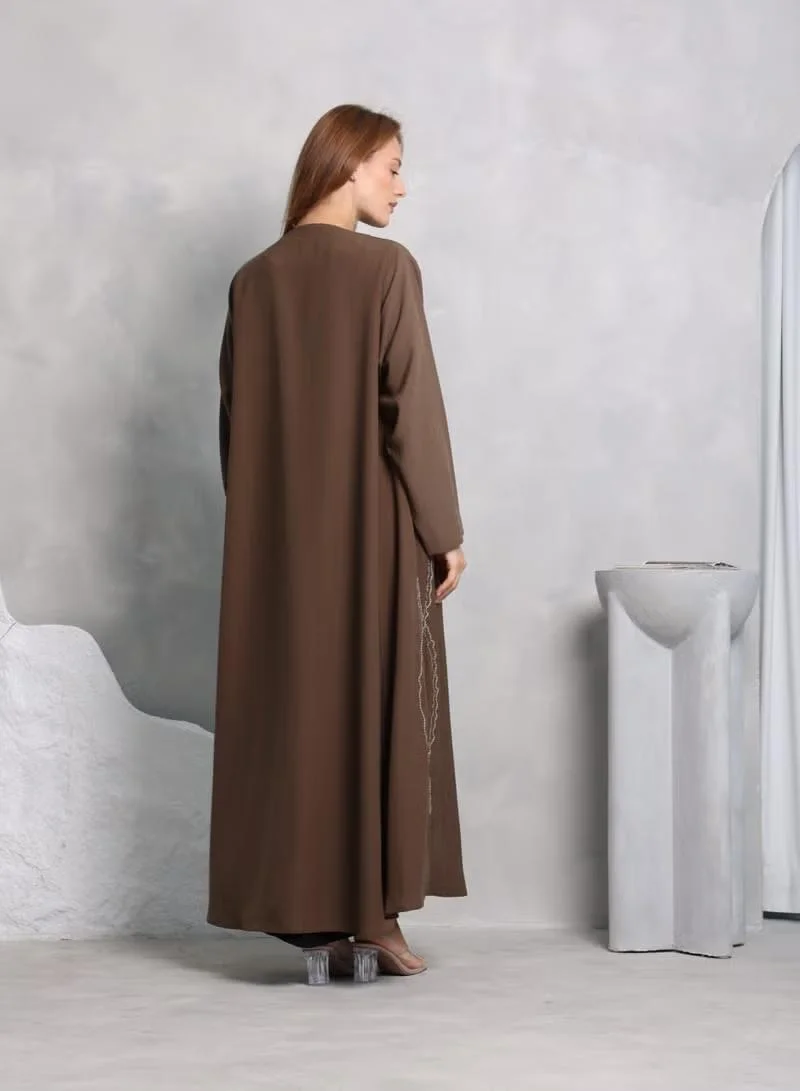 نيكياس عباية نيكاس قماش كريب ناعم باللون البني مع تطريز يدوي على الجوانب