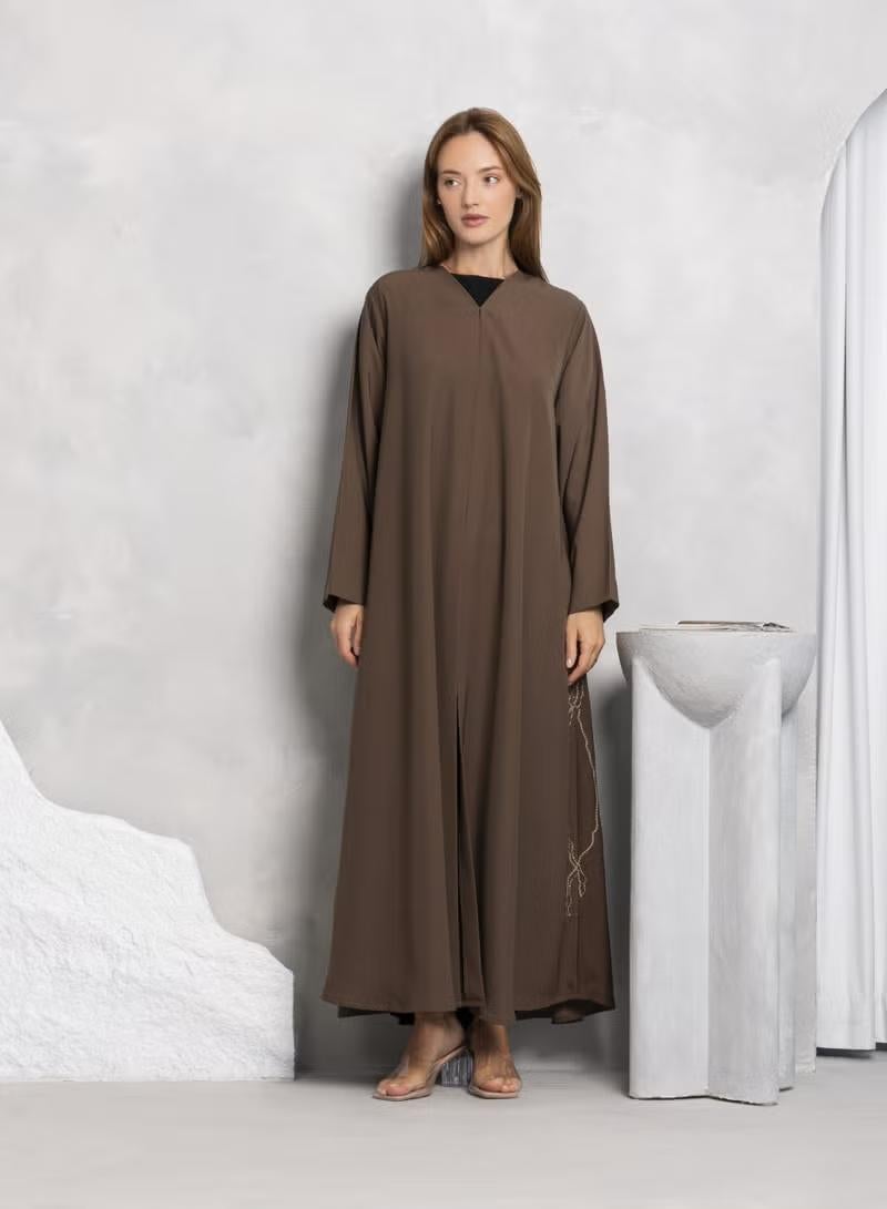 نيكياس عباية نيكاس قماش كريب ناعم باللون البني مع تطريز يدوي على الجوانب - Image 1
