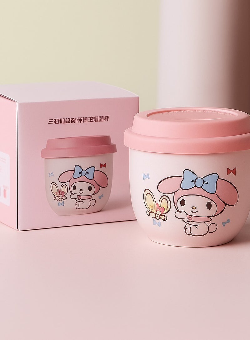 سانريو كوب ميلودي / Melody المصنوع من السيراميك عالي الجودة والمزيّن برسومات أنمي يابانية أنيقة | تصميم بناتي عصري مع غطاء سيليكون عملي للحماية | مُعبأ في علبة مطابقة للتصميم ليكون هدية مثالية لعشاق الأنمي