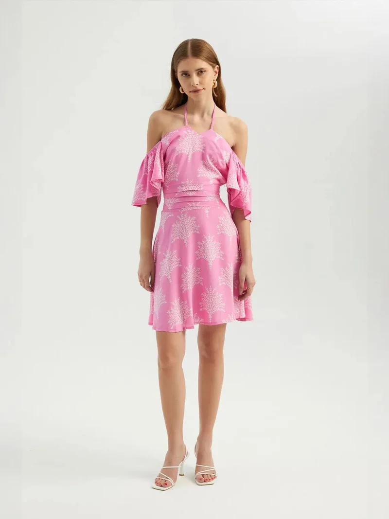 زوبعة فستان قصير بياقة هالتر مكشوف الأكتاف بنقشة الزهور