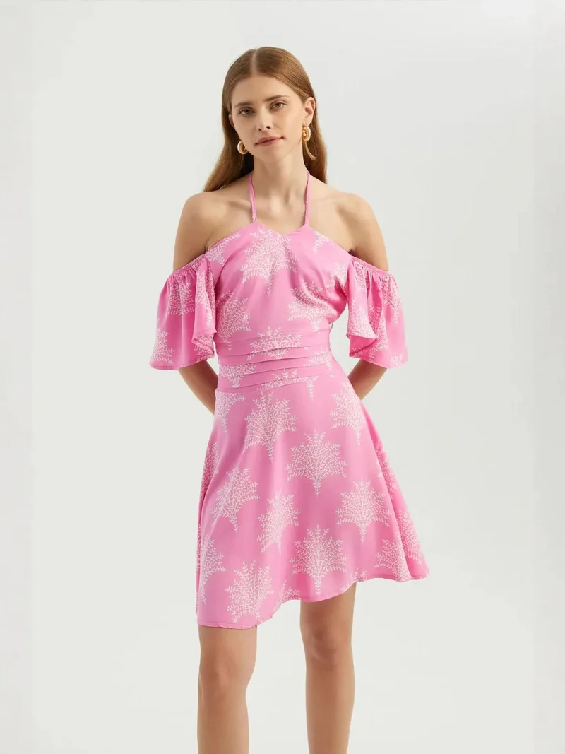 زوبعة فستان قصير بياقة هالتر مكشوف الأكتاف بنقشة الزهور