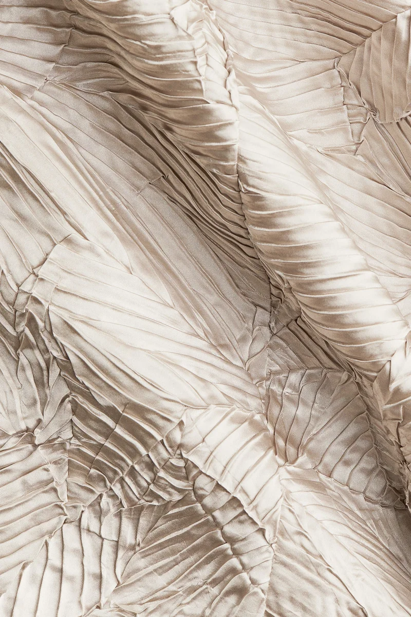 اتش اند ام فستان بتصميم قفطان من الساتان المجعّد