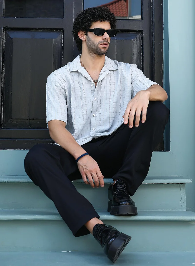 كامبوس سوترا Campus Sutra Men's Cloud Grey Crumble-Revival Oversized Shirt For Casual Wear | Cuban Collar | Short Regular Sleeves | Button Closure | Oversized Shirt Crafted With Comfort Fit For Everyday Wear
