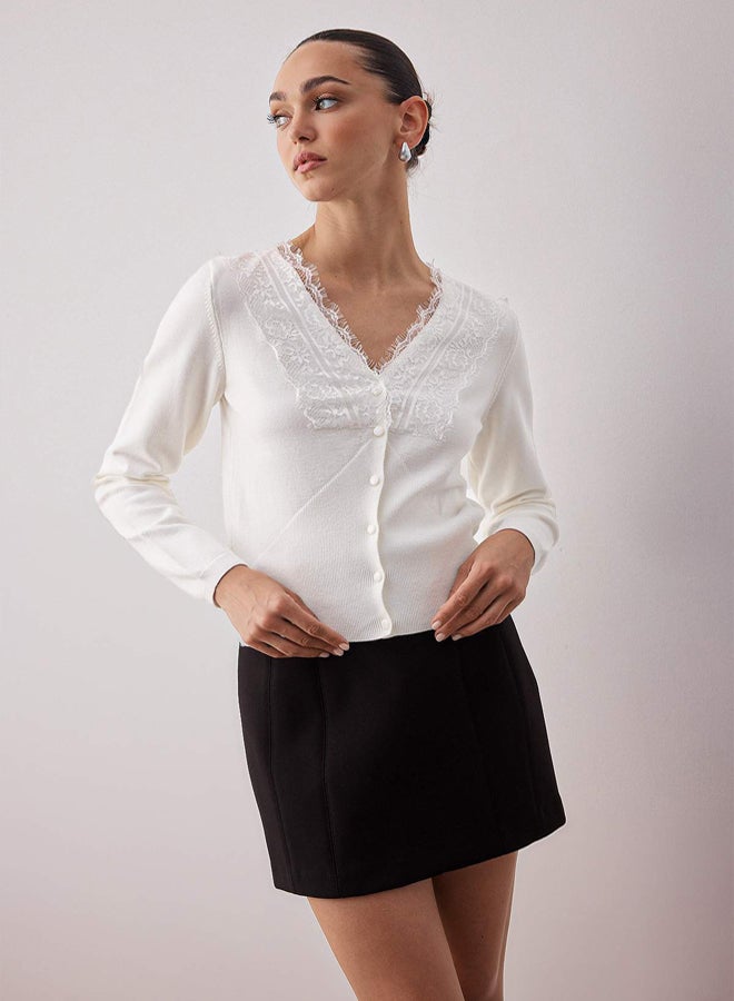 trendyol Ecru Crop Lace Garnish V-Neck Premium/Special Yarn Fitted/Body Hugging Knitwear Cardigan - Image 2
