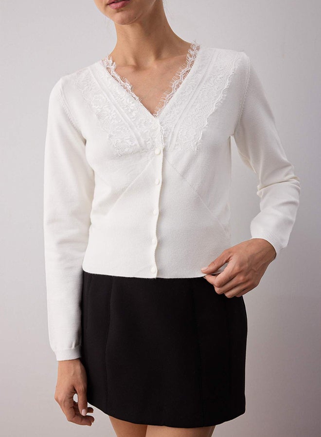 trendyol Ecru Crop Lace Garnish V-Neck Premium/Special Yarn Fitted/Body Hugging Knitwear Cardigan - Image 3