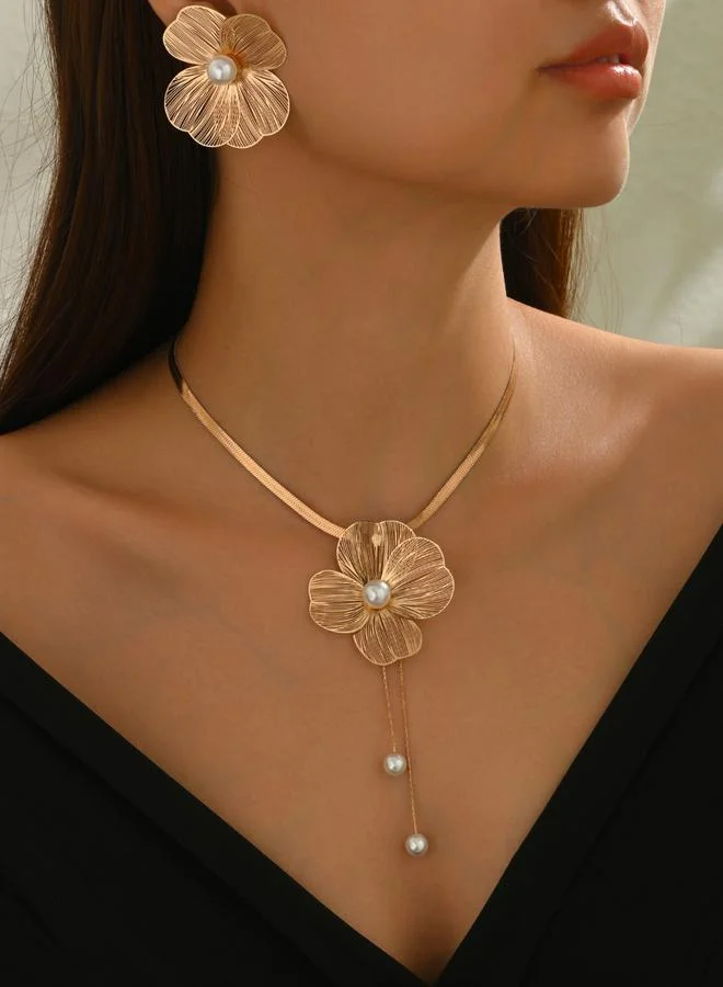 تايك تو طقم من عقد وأقراط ذهبية بتصميم زهرة