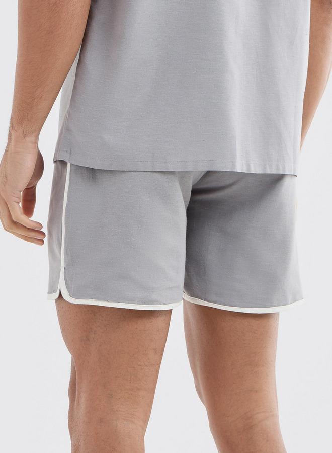 سبلاش فيڤ شورت سادة بجيوب وتفاصيل خيوط بارزة - Image 3