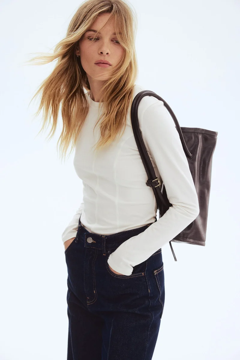 اتش اند ام بلوزة من الجيرسيه بأكمام طويلة