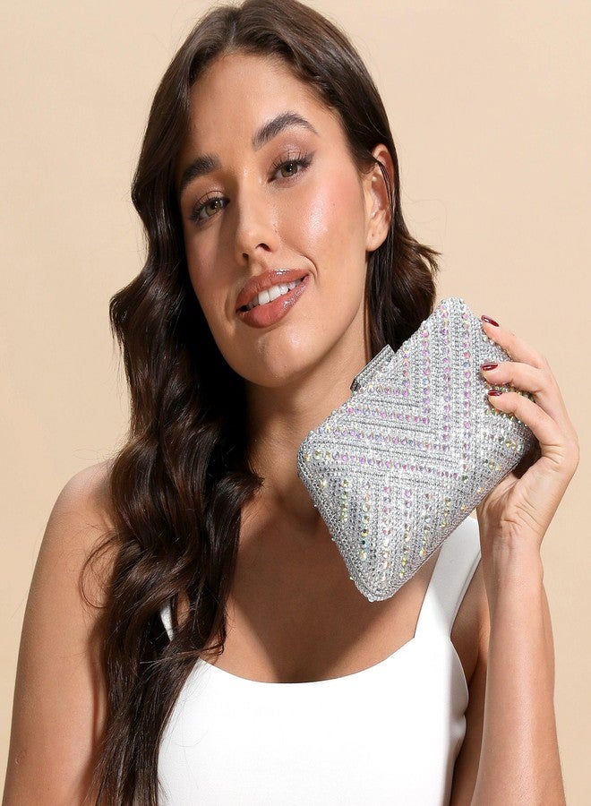 Boutique De FGG حقيبة يد صغيرة مرصعة بأحجار الراين من بوتيك دي إف جي جي، بتصميم V مخطط، مناسبة للنساء، حقائب سهرة لامعة، حقائب يد كريستالية، حقائب زفاف، صغيرة، فضية اللون. - Image 3