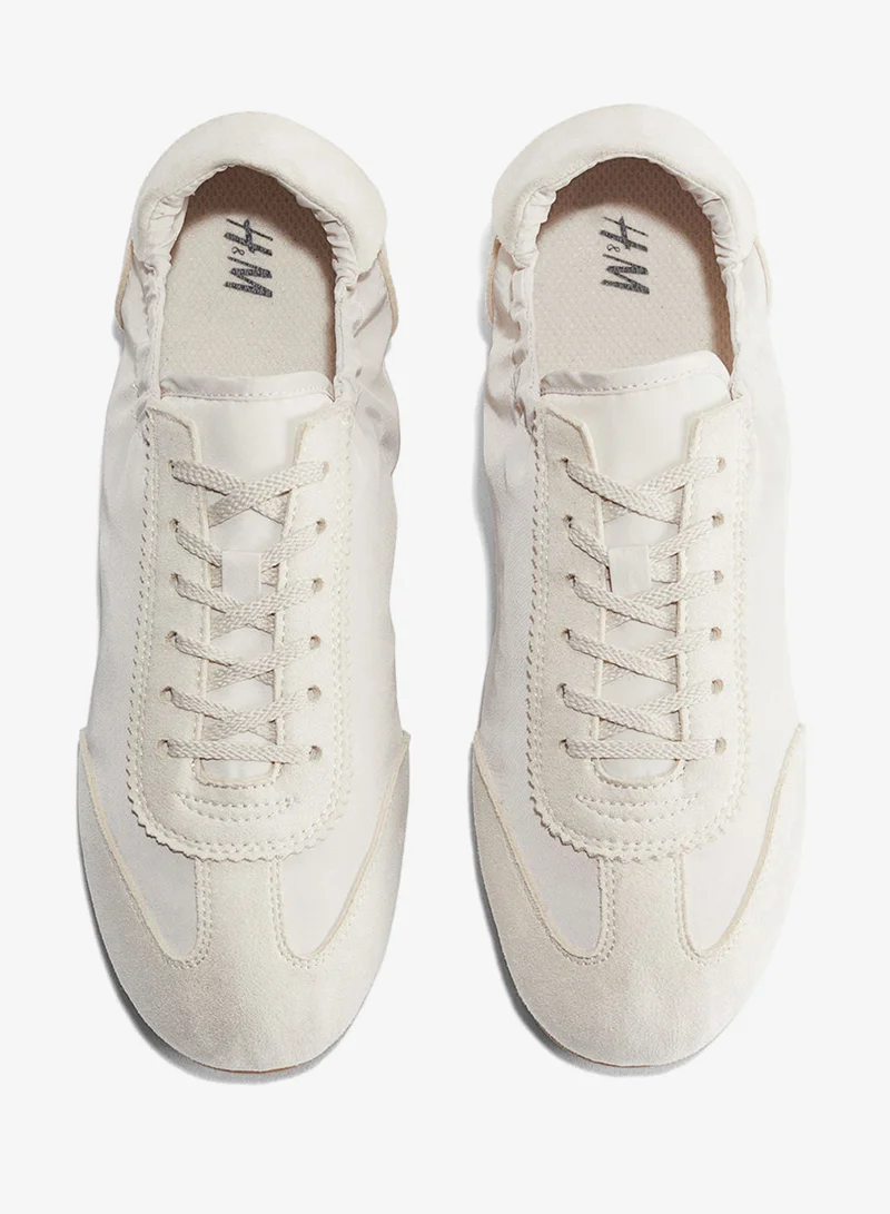 اتش اند ام حذاء رياضي