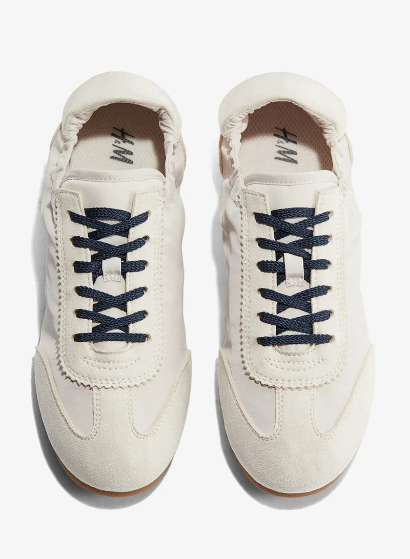 اتش اند ام حذاء رياضي