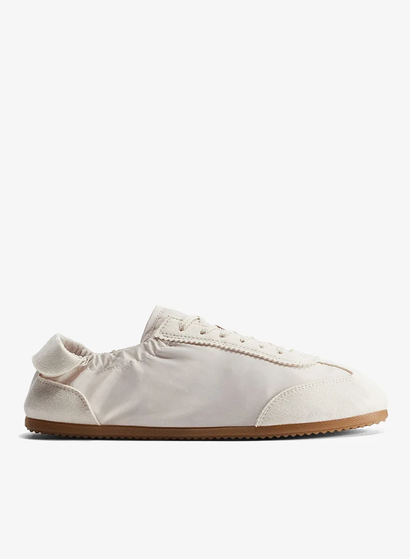 اتش اند ام حذاء رياضي