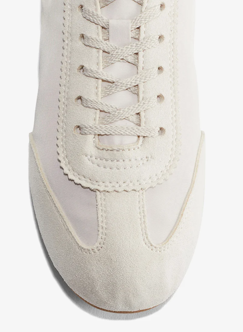 اتش اند ام حذاء رياضي